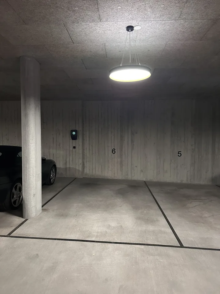 Grosszügiger Tiefgaragenplatz in Wohnhaus
