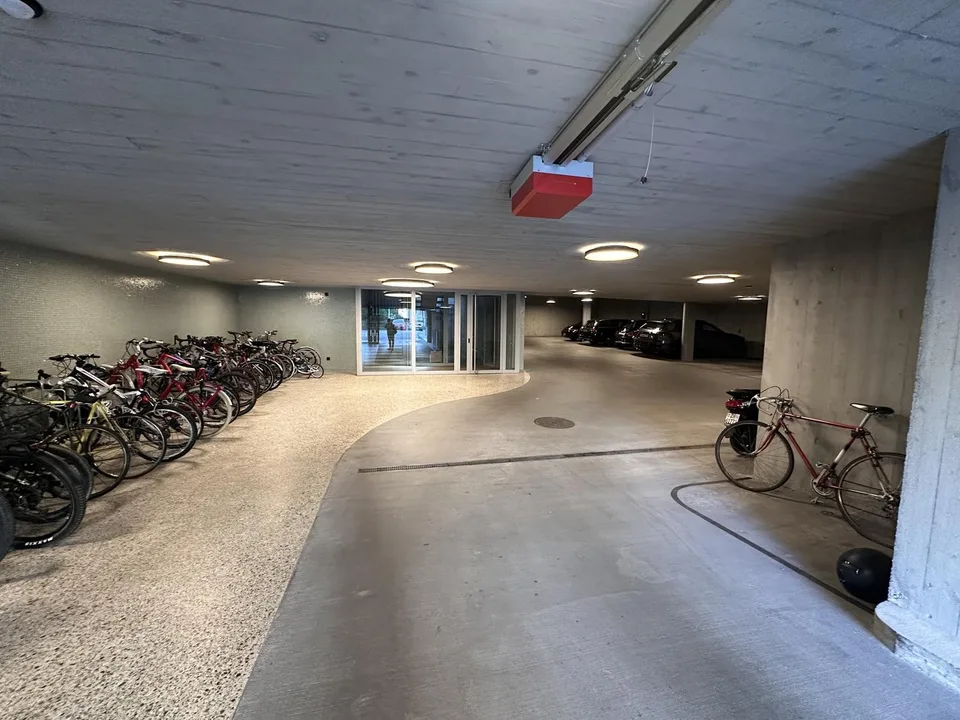 Grosszügiger Tiefgaragenplatz in Wohnhaus