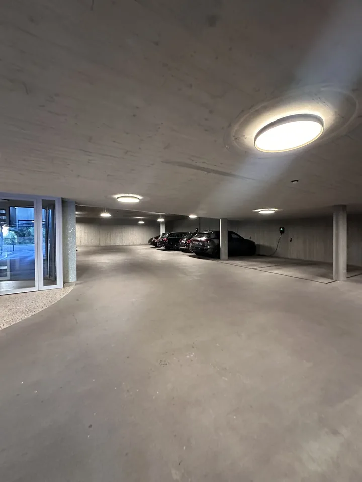 Grosszügiger Tiefgaragenplatz in Wohnhaus