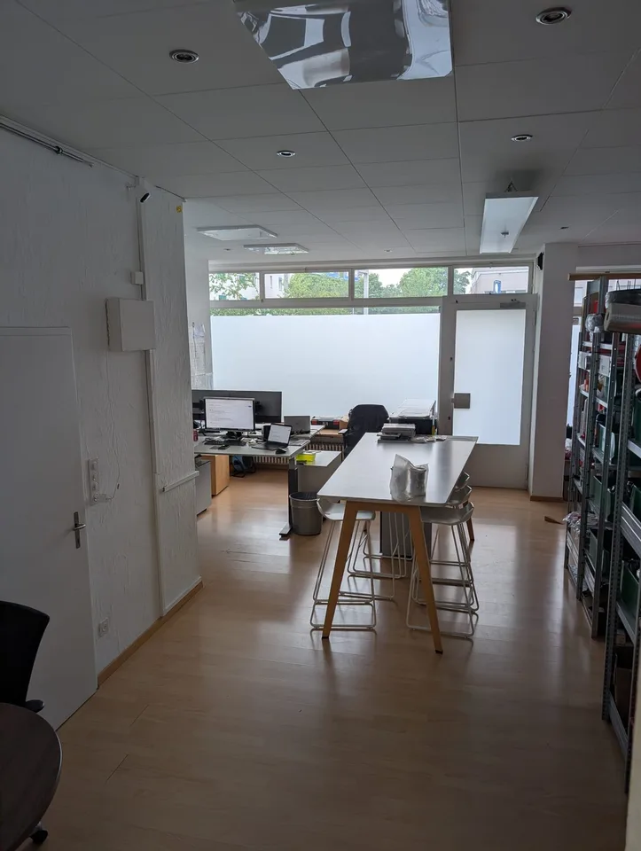 Einfach-ausgebaute Gewerbeflächen / auch für Lager nutzbar / inkl 3 PP und Hebebühne