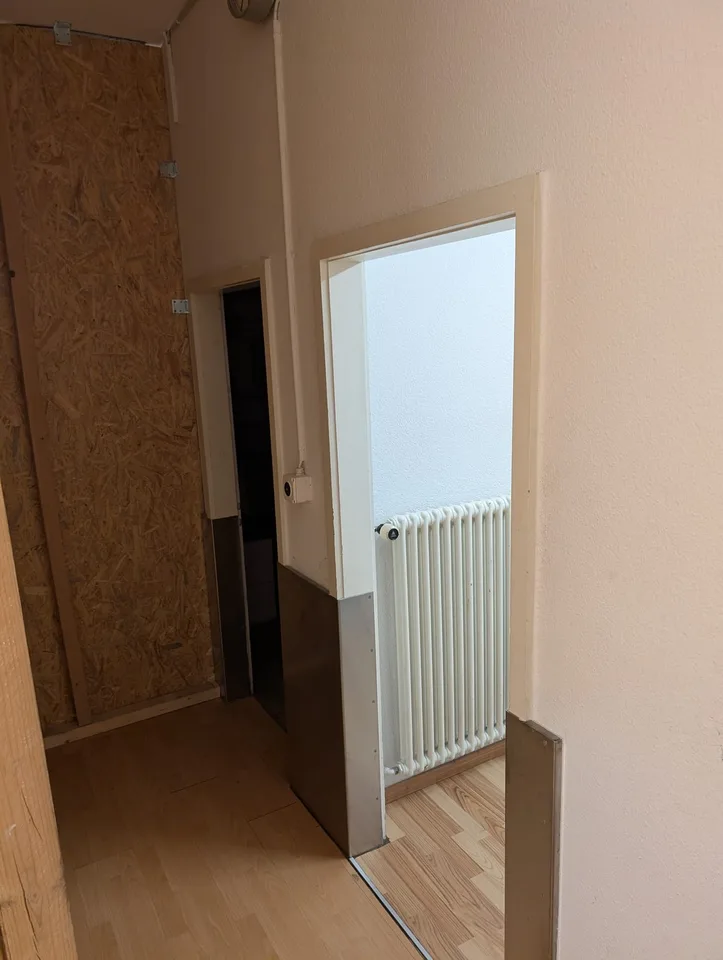 Einfach-ausgebaute Gewerbeflächen / auch für Lager nutzbar / inkl 3 PP und Hebebühne