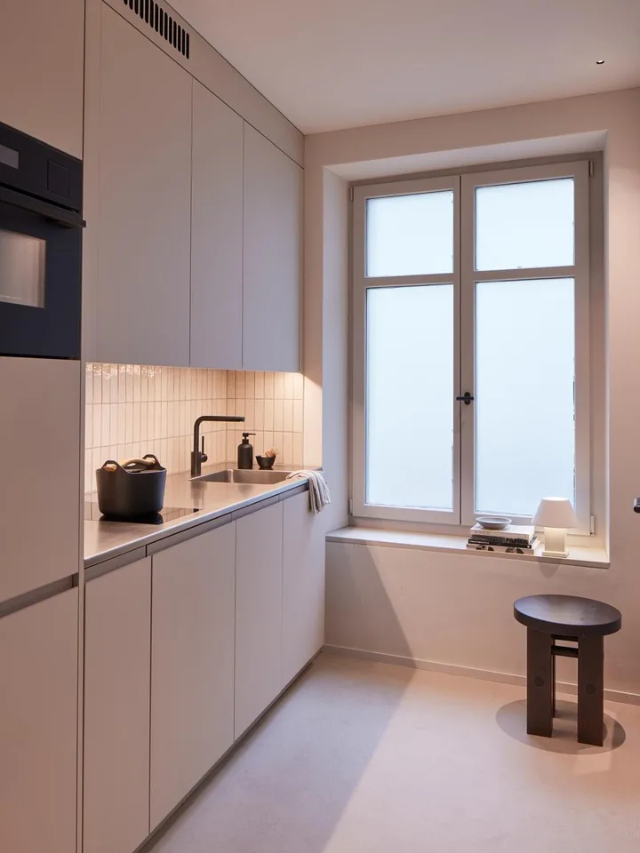 Möblierte 2-Zimmer-Wohnung in ehemaligem Atelier, top-saniert, Nähe HB&Limmatplatz, möbliert