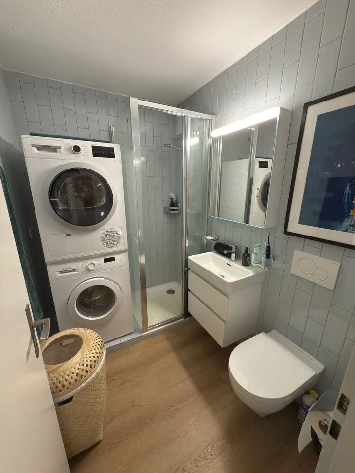 Apartment only from MONDAY - FRIDAY available - WOCHENAUFENTHALTER WOHNUNG (MO - FR): Moderne 2-Z-Wohnung mit Balkon im Kreis 5 (Zürich)