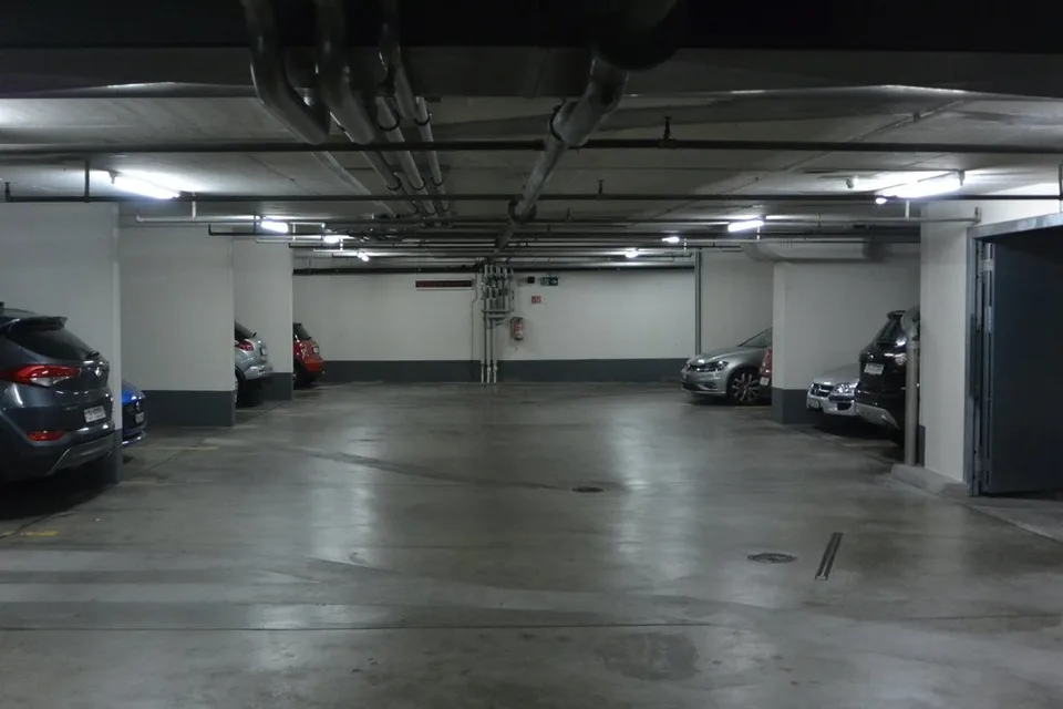 Tiefgarageneinstellplätze unterhalb Tankstelle