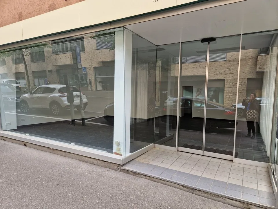 Helle Gewerbefläche mit Schaufenster für Laden, Büro oder Studio