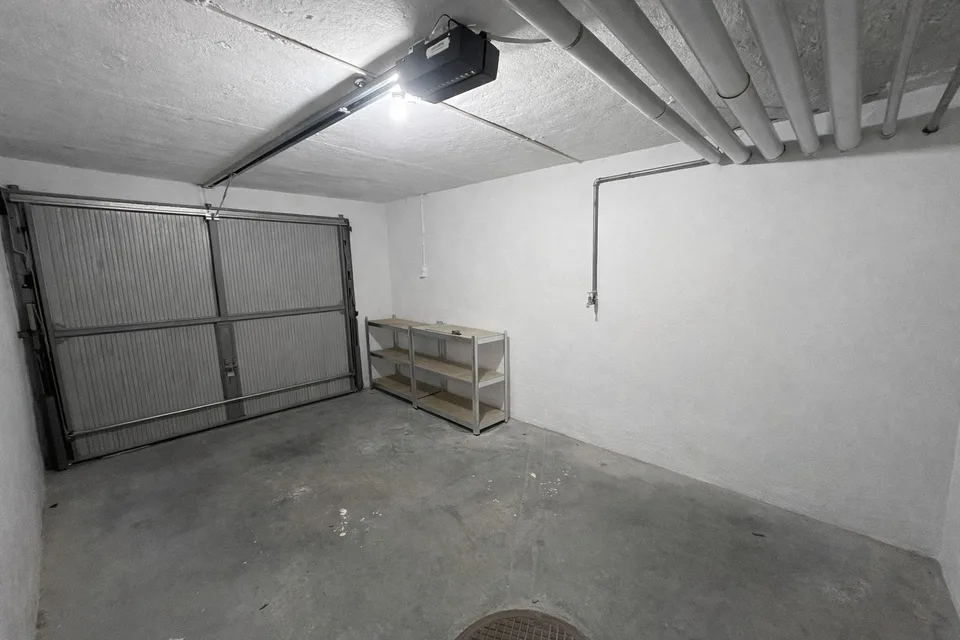 Garagenbox mit zusätzlichem Parkplatz - Corrodistrasse 1, Zürich