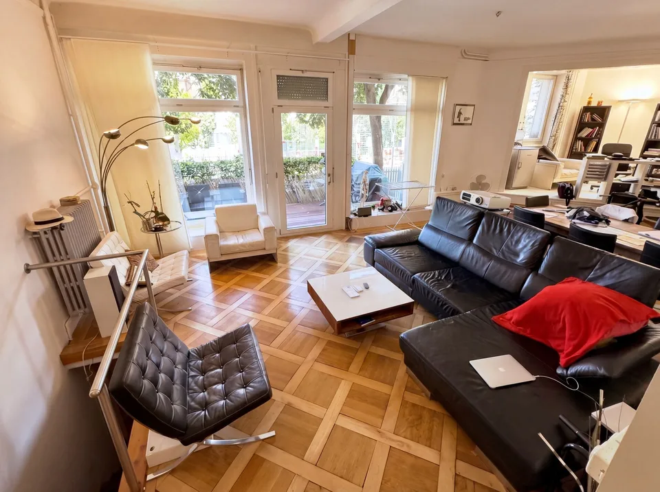 Suche Mitbewohner-in für grosse zentrale 4 ½ -Zimmer Wohnung. Auch Kurzzeit 1-2 Monate