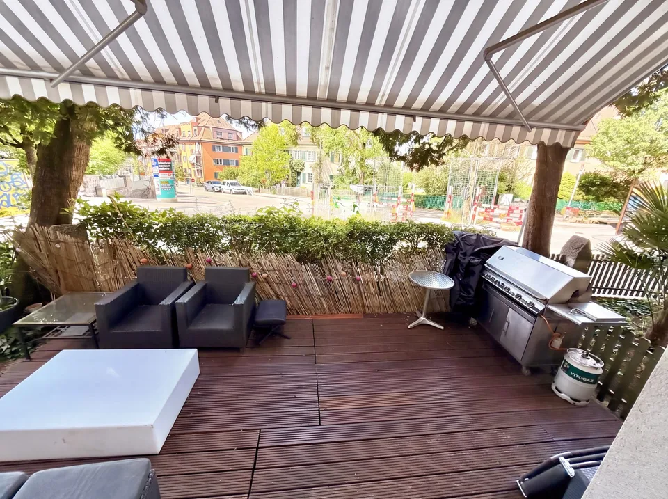 Suche Mitbewohner-in für grosse zentrale 4 ½ -Zimmer Wohnung. Auch Kurzzeit 1-2 Monate