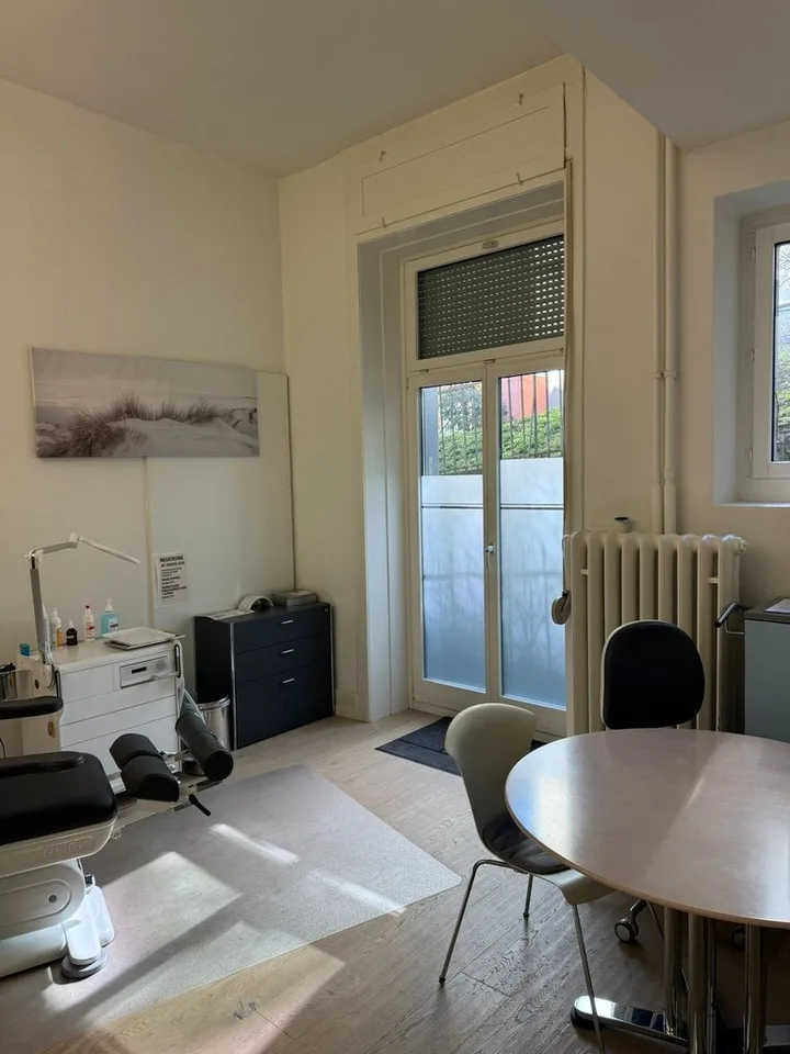 Helle Räumlichkeiten für Büro/Praxis zu vermieten