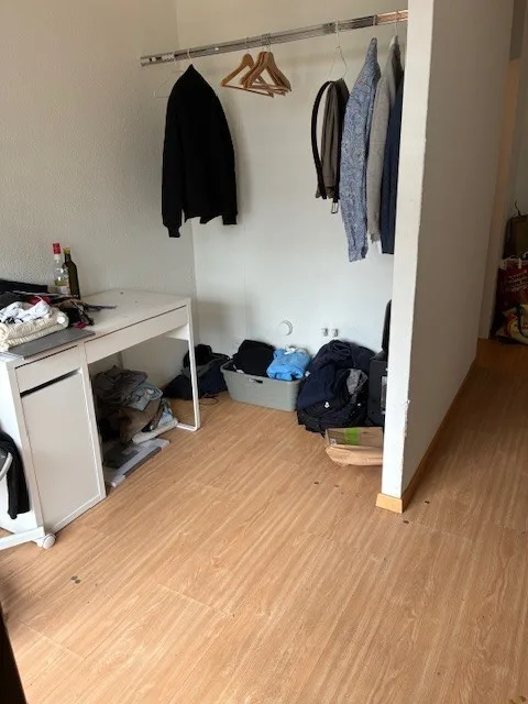 Zimmer mit eigenem Bad in einer Unterkunft für junge Berufstätige, mit gemeinsamer Küche und Gemeinschaftsräumen