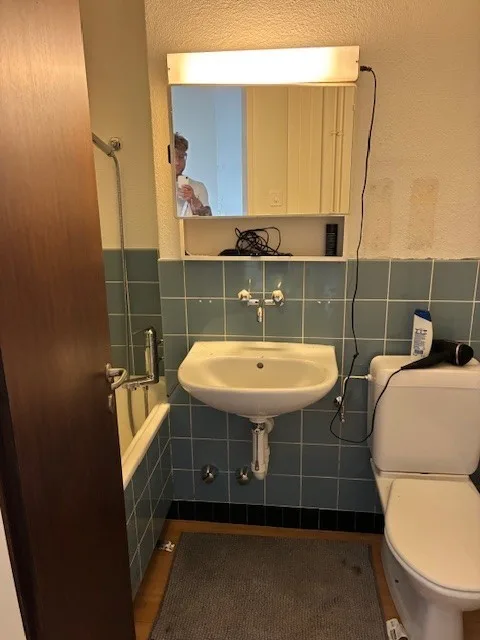 Zimmer mit eigenem Bad in einer Unterkunft für junge Berufstätige, mit gemeinsamer Küche und Gemeinschaftsräumen