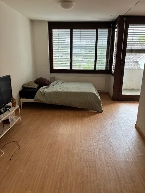 Zimmer mit eigenem Bad in einer Unterkunft für junge Berufstätige, mit gemeinsamer Küche und Gemeinschaftsräumen