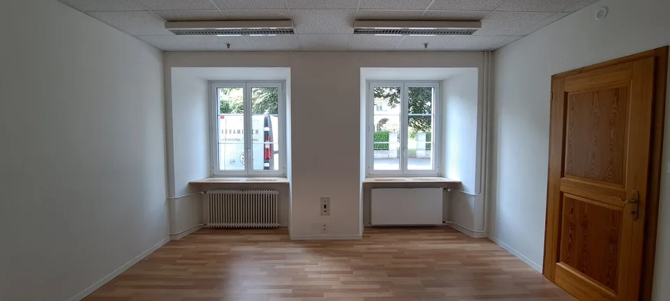 Heller EG-Gewerberaum mit eigenem Zugang und Wartelounge