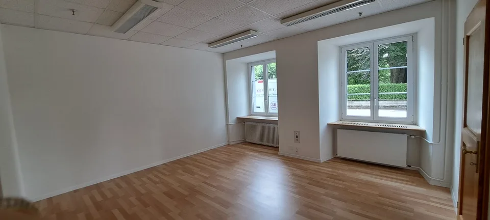 Heller EG-Gewerberaum mit eigenem Zugang und Wartelounge