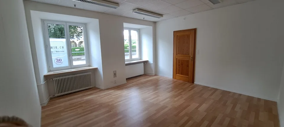 Heller EG-Gewerberaum mit eigenem Zugang und Wartelounge