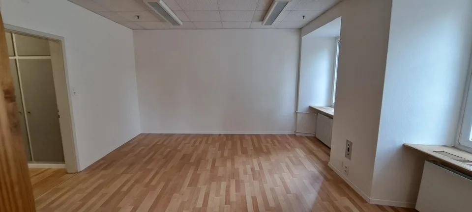 Heller EG-Gewerberaum mit eigenem Zugang und Wartelounge