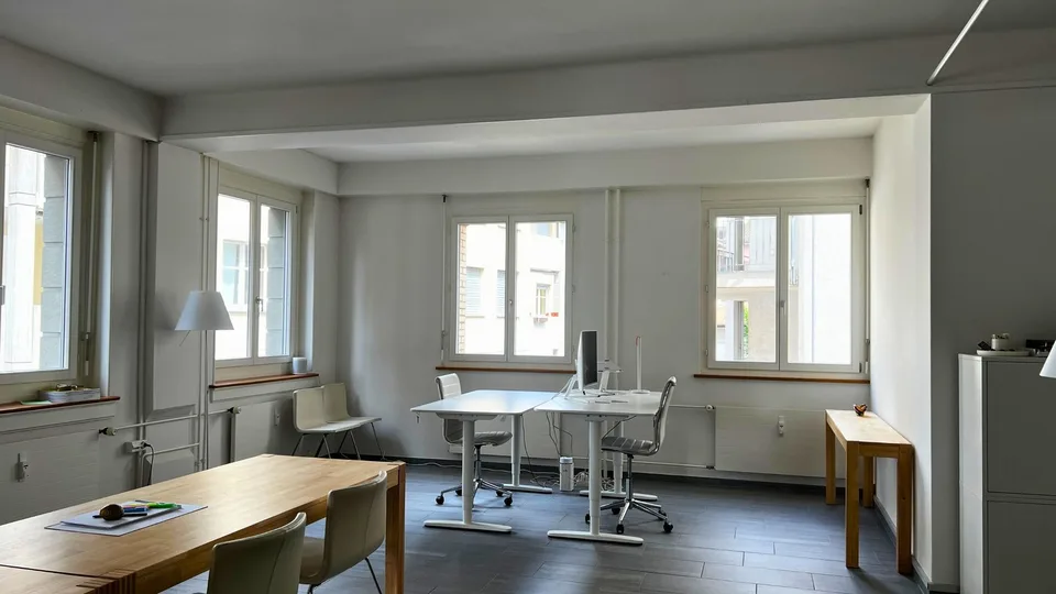 Uster Zentrum: Lichtdurchflutetes Atelier / Büro (65 m²) mit hohen Räumen & Erker