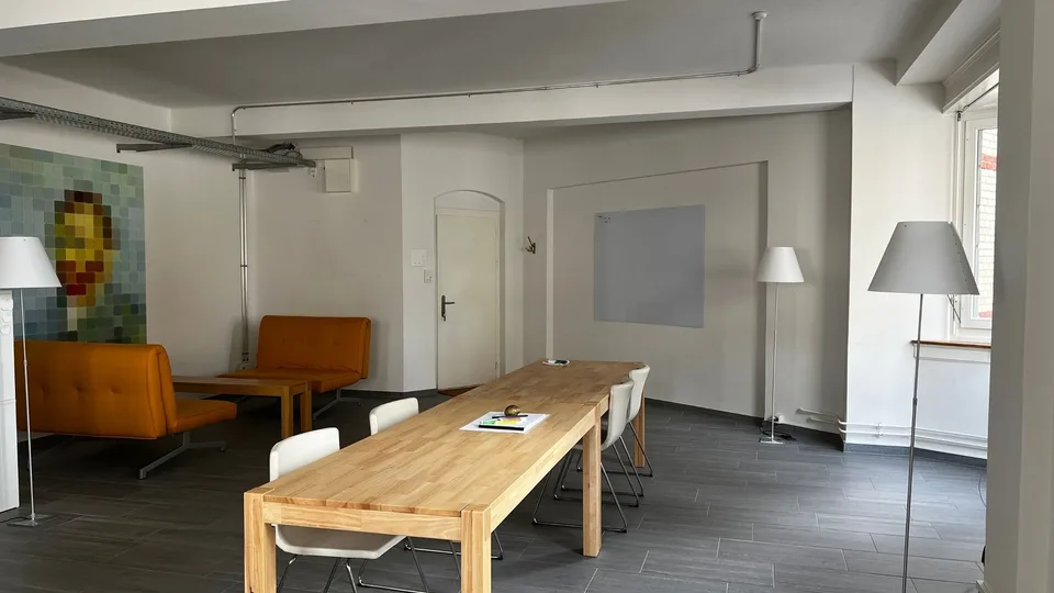 Uster Zentrum: Lichtdurchflutetes Atelier / Büro (65 m²) mit hohen Räumen & Erker