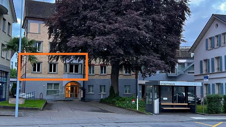 Uster Zentrum: Lichtdurchflutetes Atelier / Büro (65 m²) mit hohen Räumen & Erker