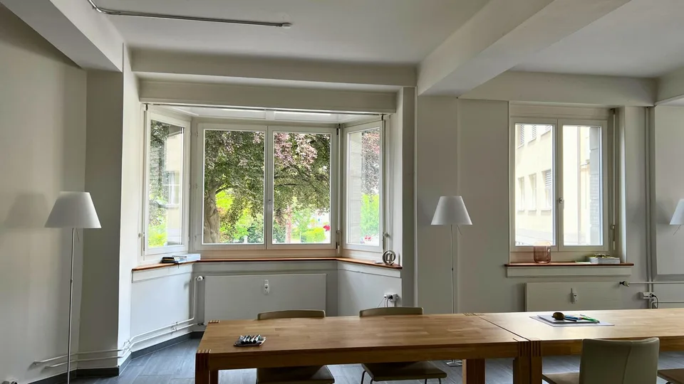 Uster Zentrum: Lichtdurchflutetes Atelier / Büro (65 m²) mit hohen Räumen & Erker
