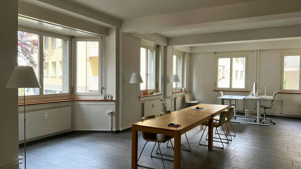 Uster Zentrum: Lichtdurchflutetes Atelier / Büro (65 m²) mit hohen Räumen & Erker