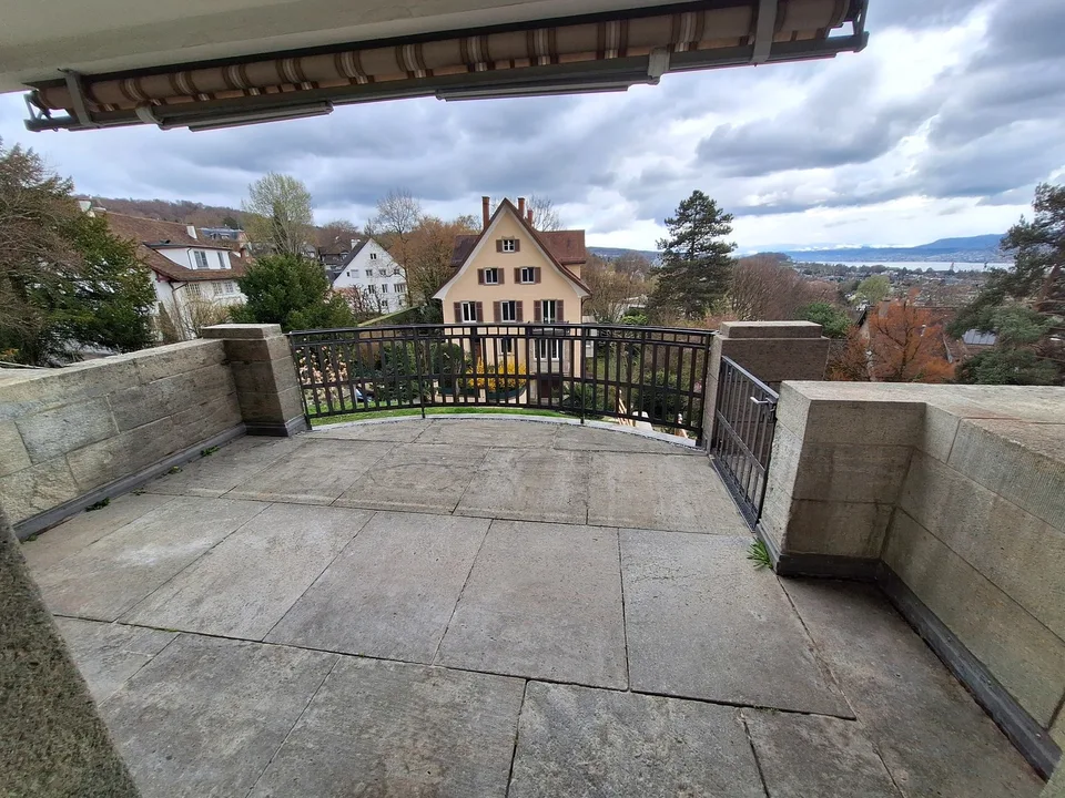 4-Zimmer-Wohnung in historischer Villa mit See- und Bergsicht