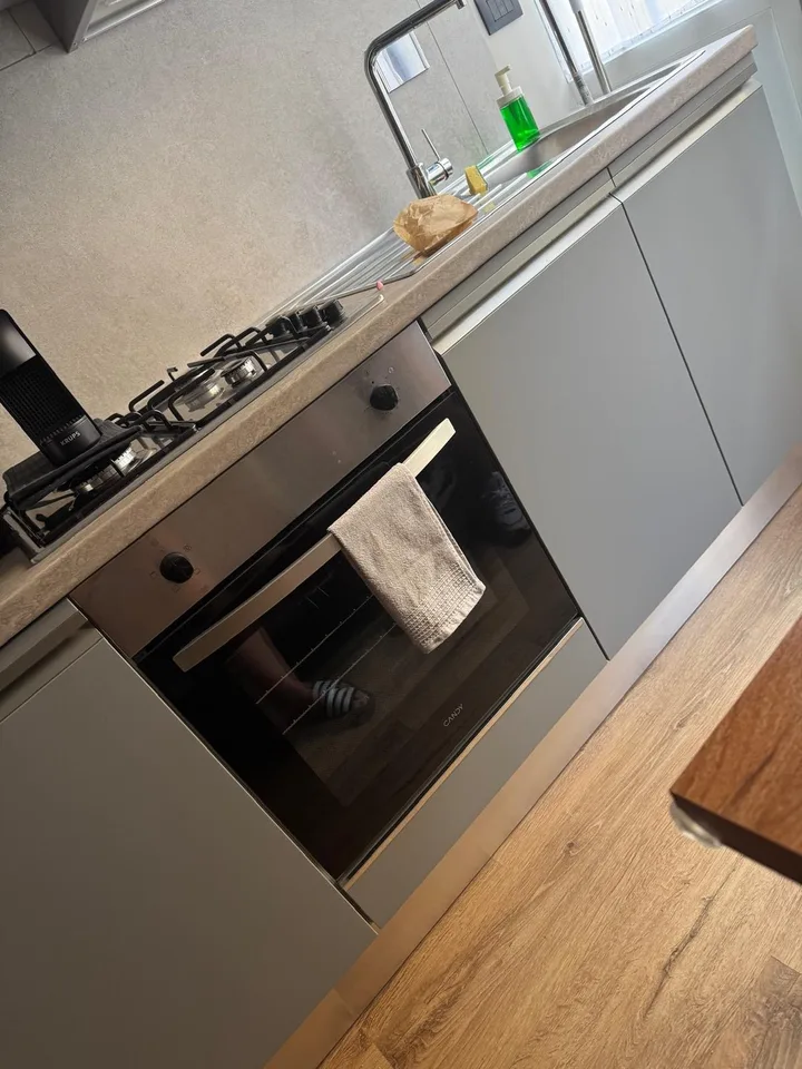 Great room with a lake view, near public transportation shared Kitchen and Bath and terasse  you will love the place