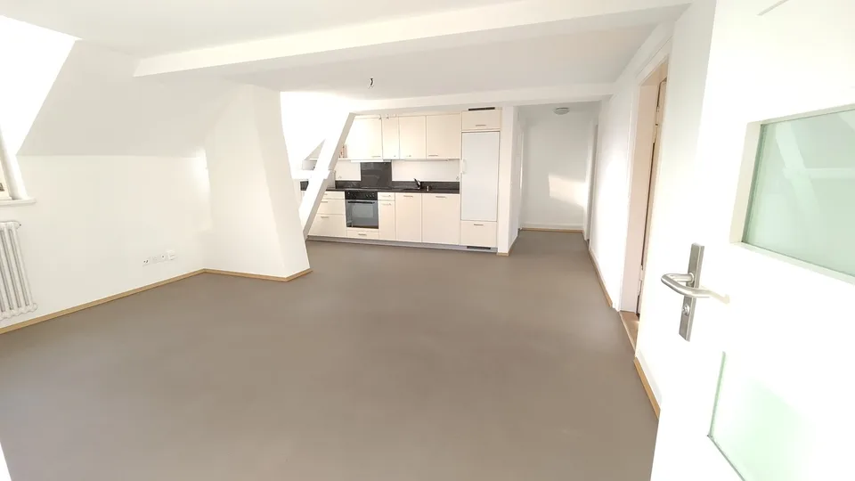 3-Zimmer-Altbau-Dachwohnung nahe Kreuzplatz mit Sicht auf den Üetliberg