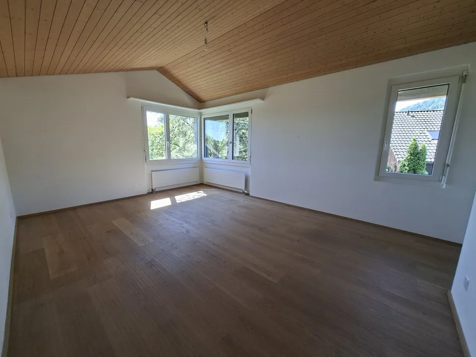 Ampia casa unifamiliare di 6 locali adiacente a una zona verde con grandi possibilità