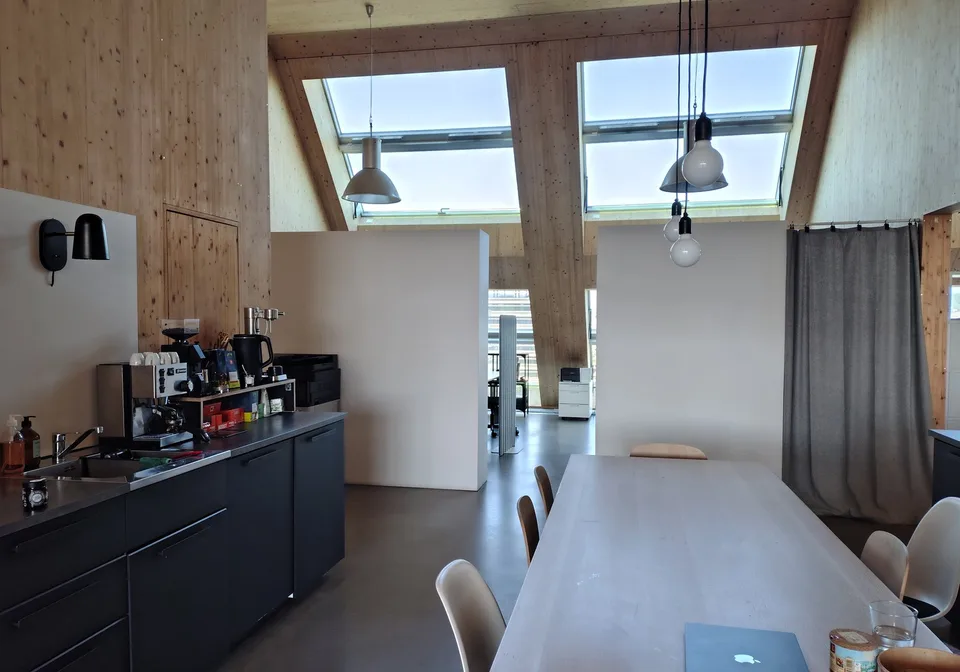 1-3 helle Arbeitsplätze / Büro in Office/Atelier