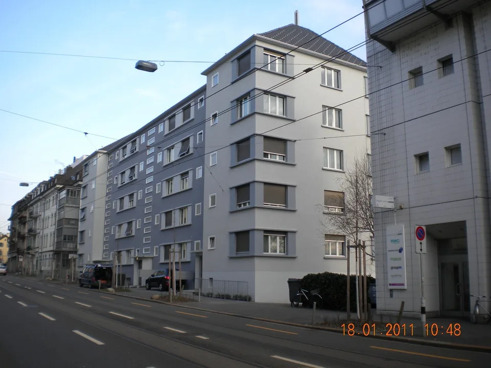 Parkplatz beim Bahnhof Wollishofen.
