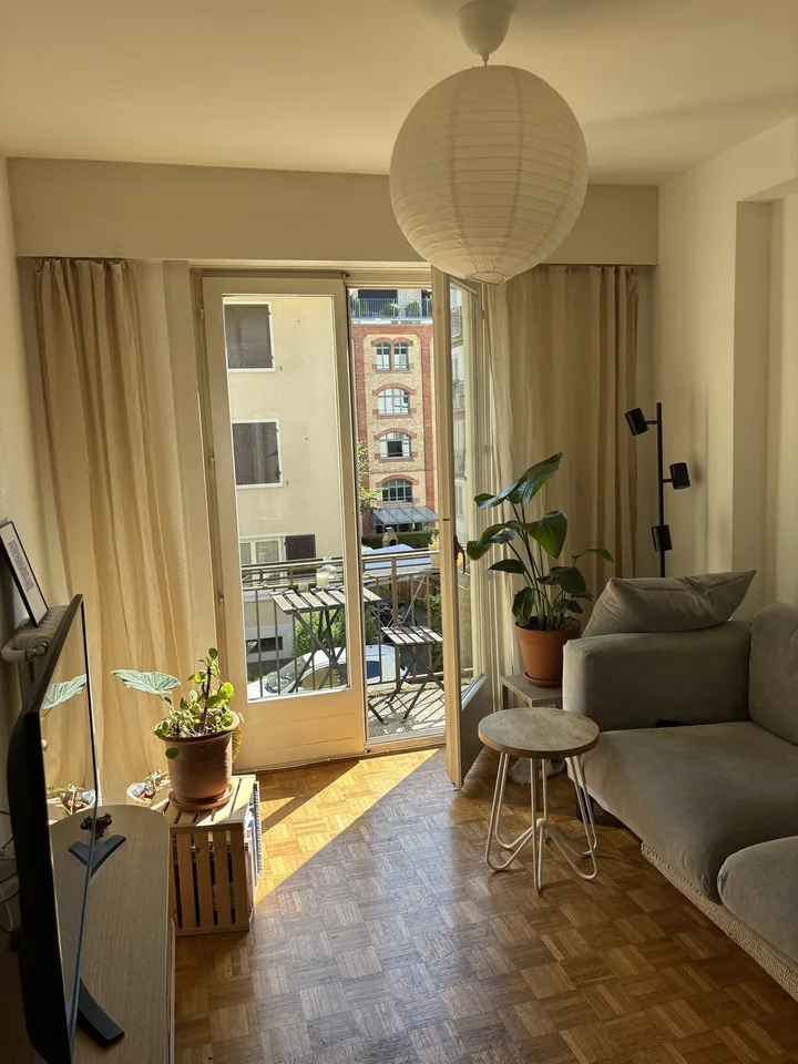 Zimmer mit eigenem Bad in gemütlicher 2er WG in Zürich, ab 1. August 2026.