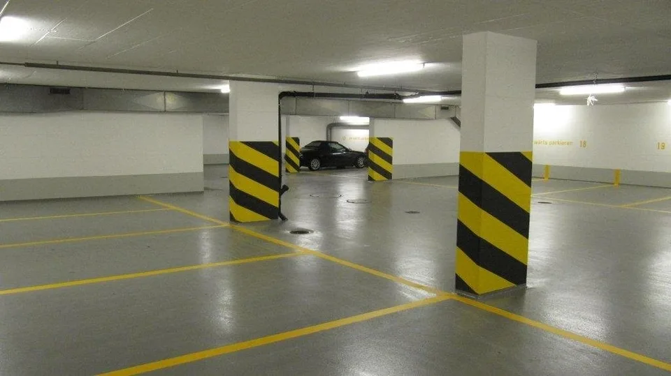Grosszügiger Parkplatz in Einstellhalle