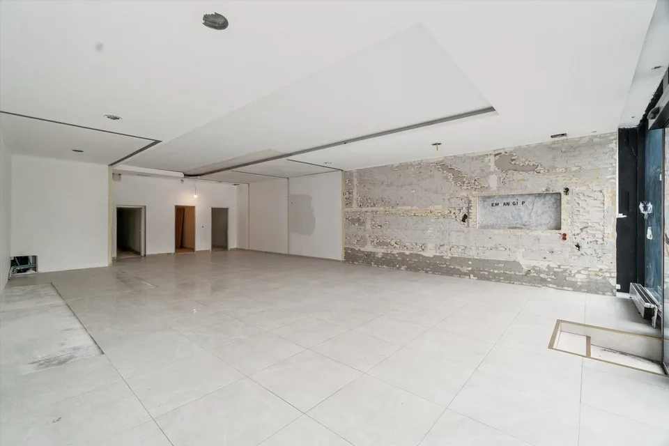 Lichtdurchflutete Gewerbefläche mit flexiblem Grundriss direkt am Klusplatz