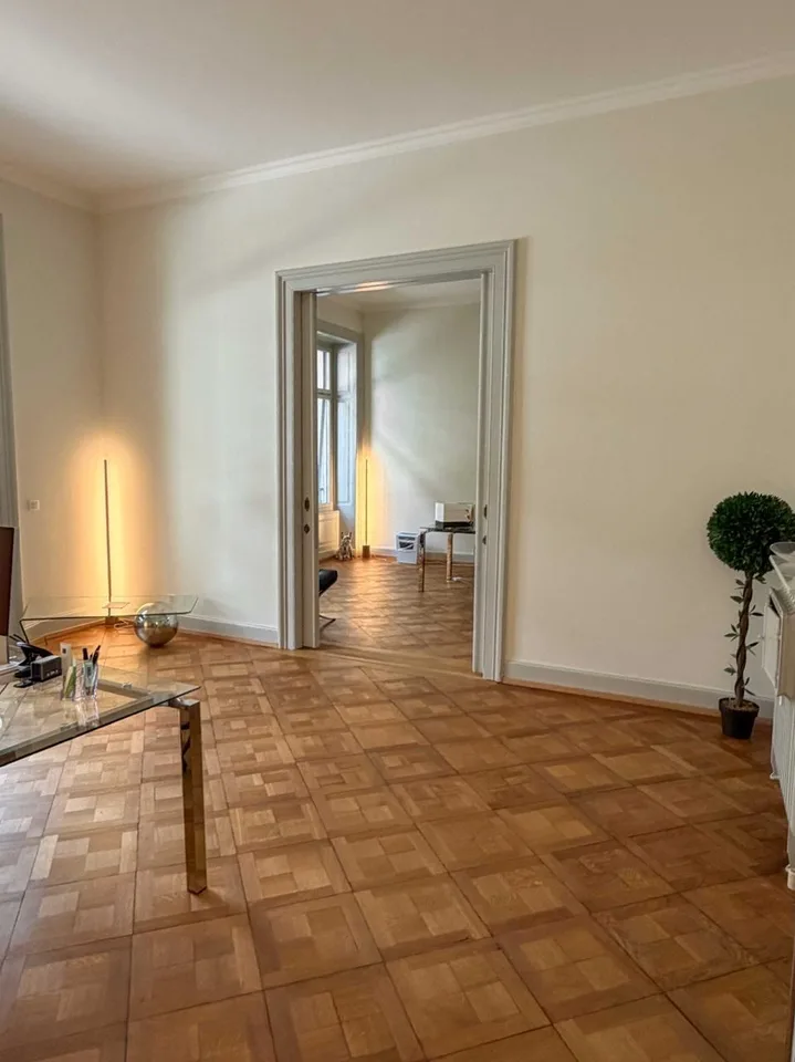 NACHMIETER GESUCHT im weissen Schloss Zürich"