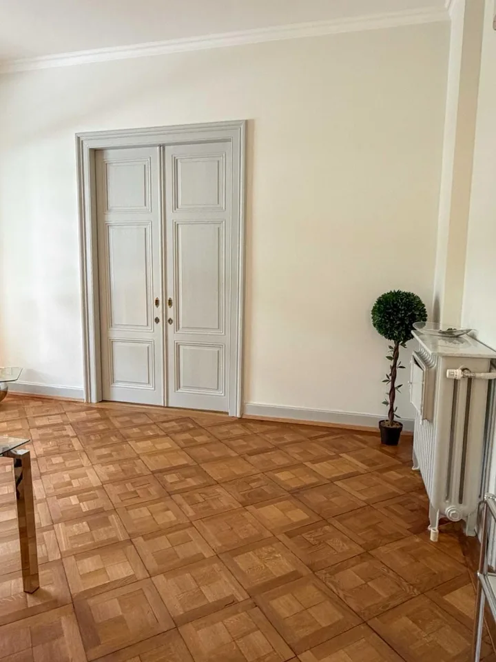 NACHMIETER GESUCHT im weissen Schloss Zürich"