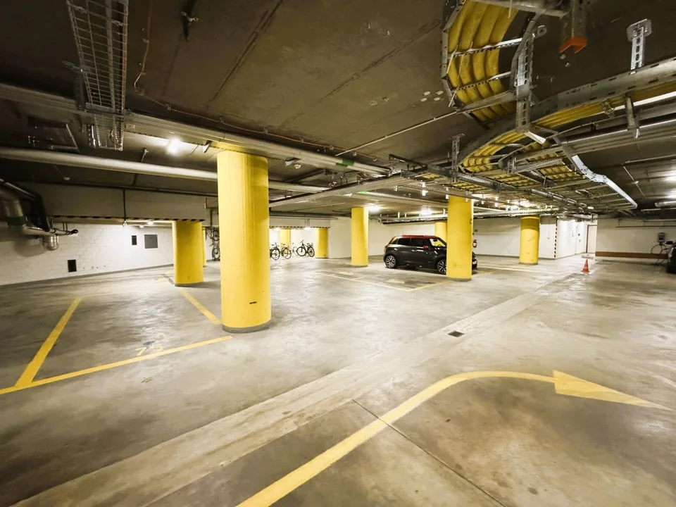 Friesenbergstr. 75: Parkplätze in der Tiefgarage, Höhe: 1.90m