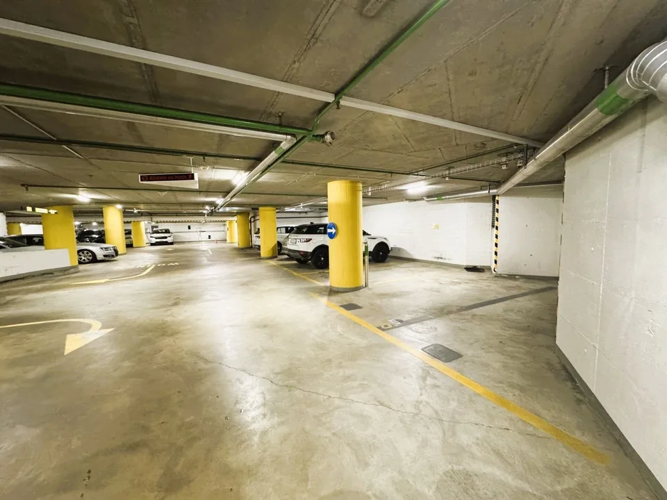 Friesenbergstr. 75: Parkplätze in der Tiefgarage, Höhe: 1.90m