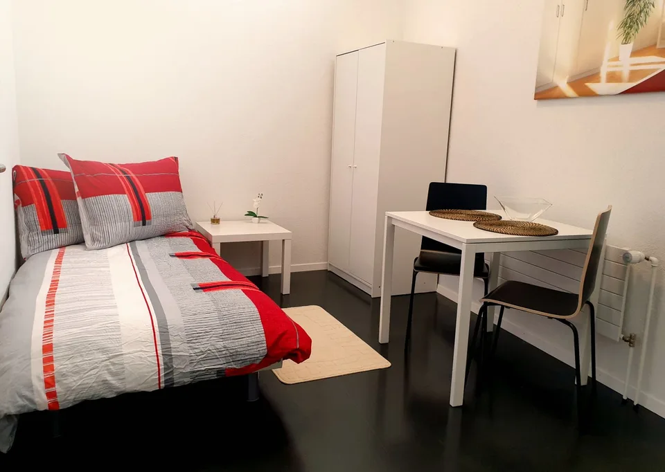 Modern möbliertes Zimmer