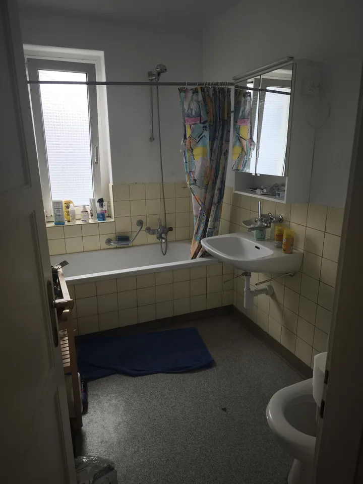Large Sunny Room Available in Küsnacht, Near Zurich/ WG-Zimmer in Küsnacht, nahe Zürich, verfügbar ab 1. Juli 2026