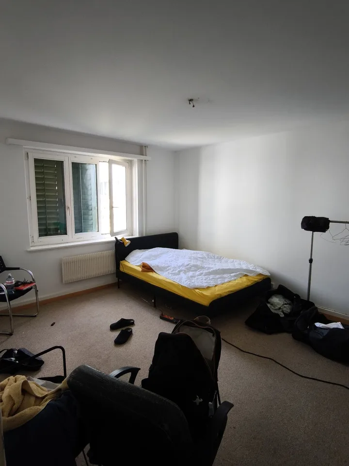 Large Sunny Room Available in Küsnacht, Near Zurich/ WG-Zimmer in Küsnacht, nahe Zürich, verfügbar ab 1. Juli 2026