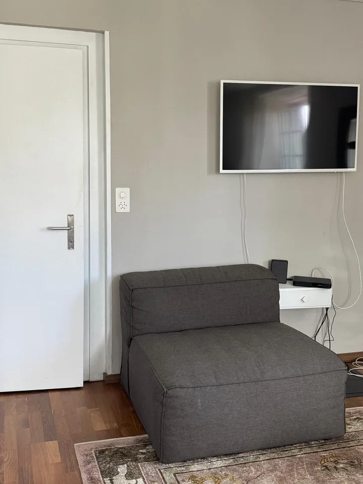 Great 2 Rooms with a lake view, near public transportation shared Kitchen and Bath and terasse  you will love the place