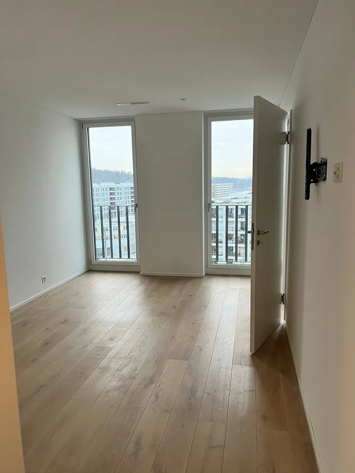 Helle 3.5-Zimmer-Dachwohnung mit Balkon, Weitsicht & Bahnhof direkt vor der Haustüre