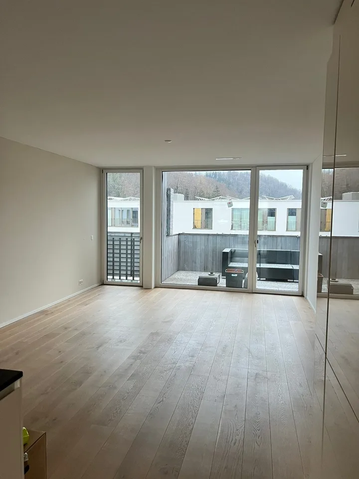 Helle 3.5-Zimmer-Dachwohnung mit Balkon, Weitsicht & Bahnhof direkt vor der Haustüre