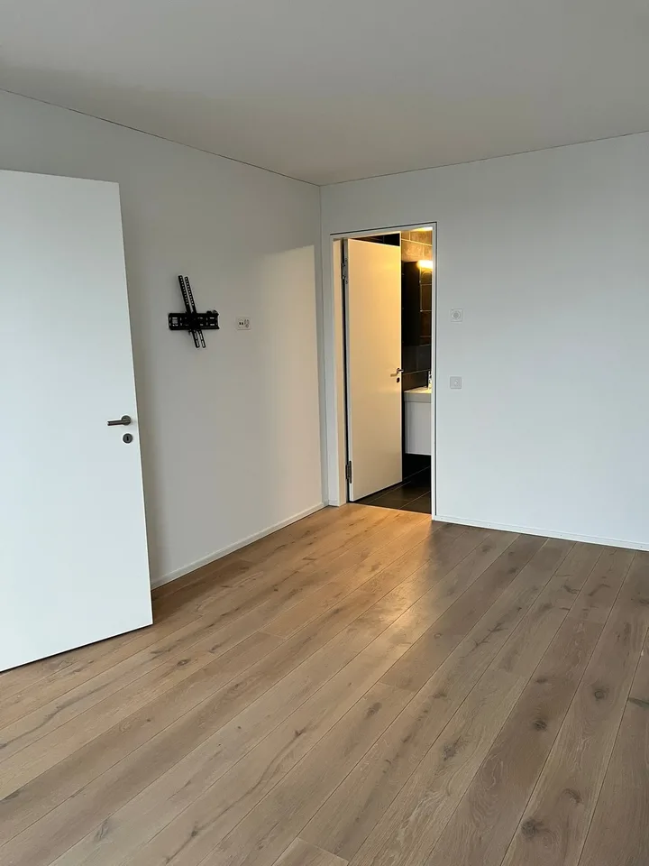 Helle 3.5-Zimmer-Dachwohnung mit Balkon, Weitsicht & Bahnhof direkt vor der Haustüre