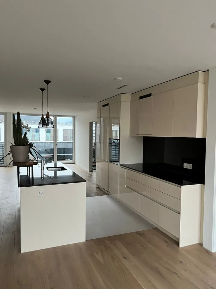 Helle 3.5-Zimmer-Dachwohnung mit Balkon, Weitsicht & Bahnhof direkt vor der Haustüre