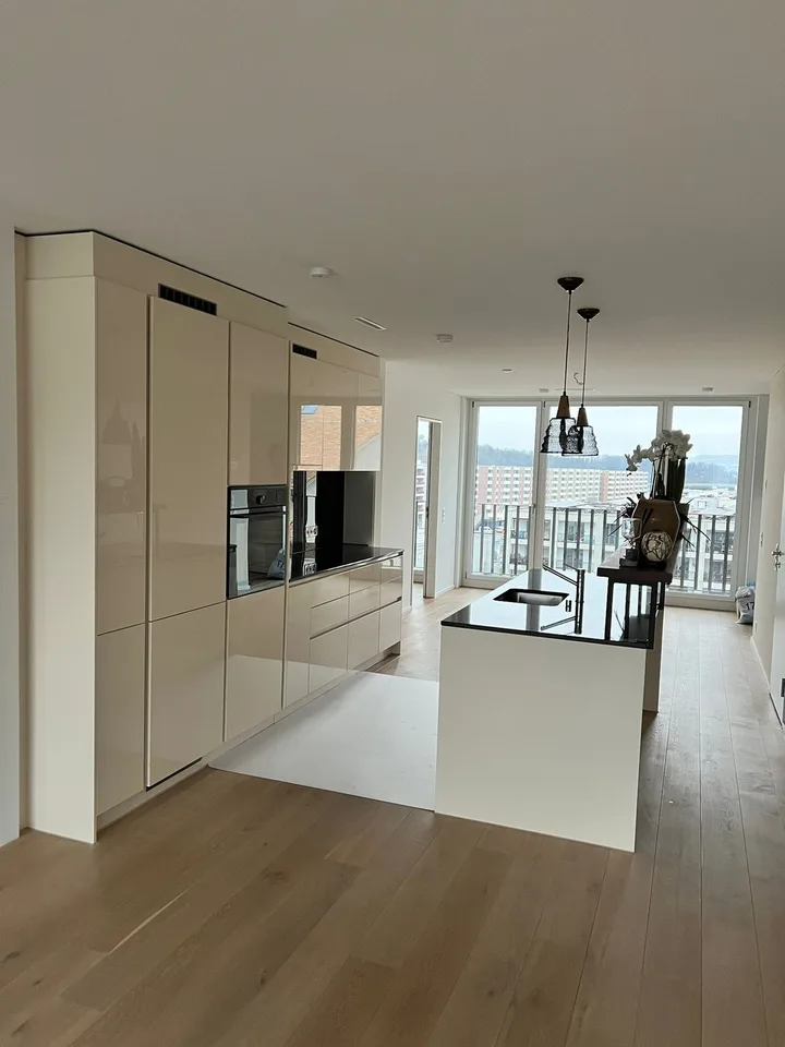 Helle 3.5-Zimmer-Dachwohnung mit Balkon, Weitsicht & Bahnhof direkt vor der Haustüre