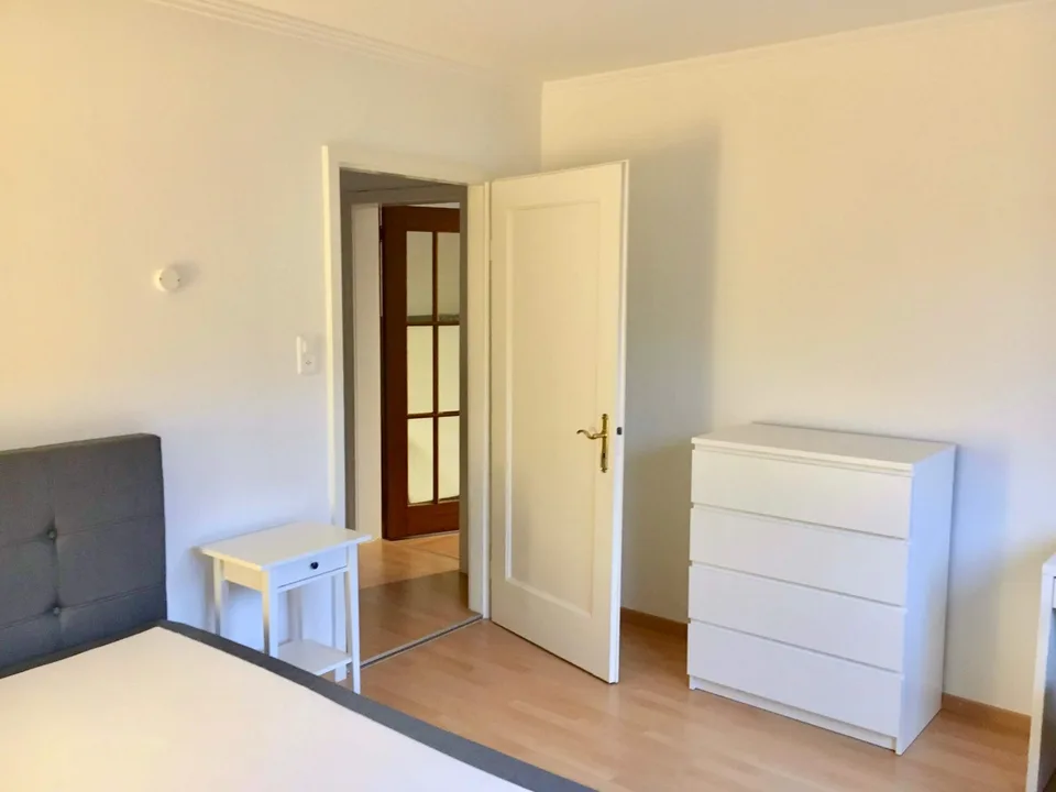 Helles WG-Zimmer im Zentrum von Wollishofen