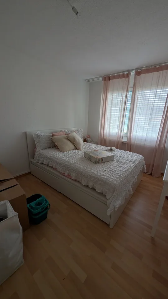 Helles und ruhiges Zimmer in einer Wohnung in Berikon
