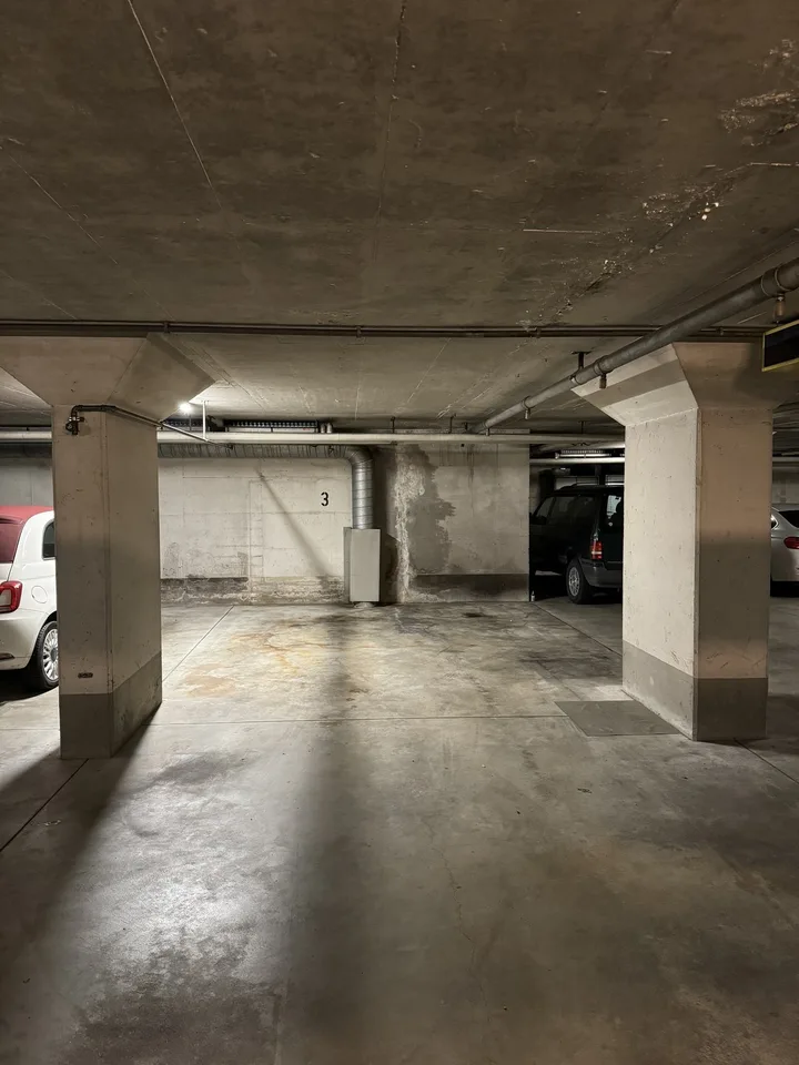 Grosszügiger Stellplatz in einer Tiefgarage in Albisrieden